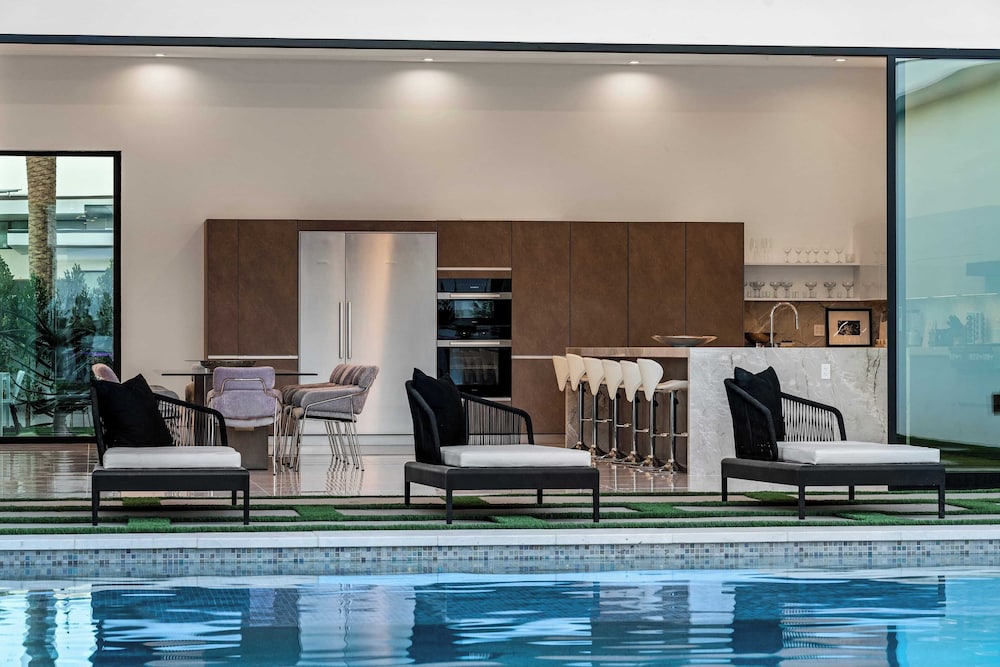 Exclusive Indio Villa Pool, Hot Tub, Putting Green Sleeps 18 Bravo #6