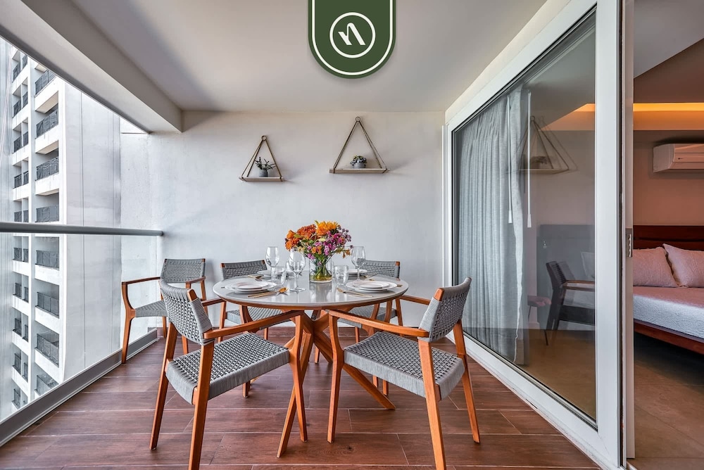 Oceanview Studio - Beach - King Bed - Pool