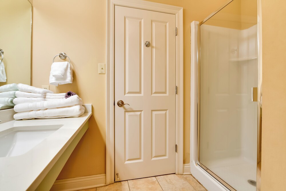 Springfield Studio Rental w/ Golf Course View!