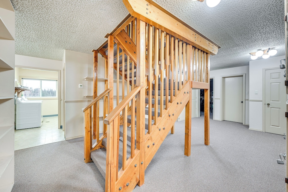< 1 Mi to Kenai River: Spacious Cabin w/ Deck!