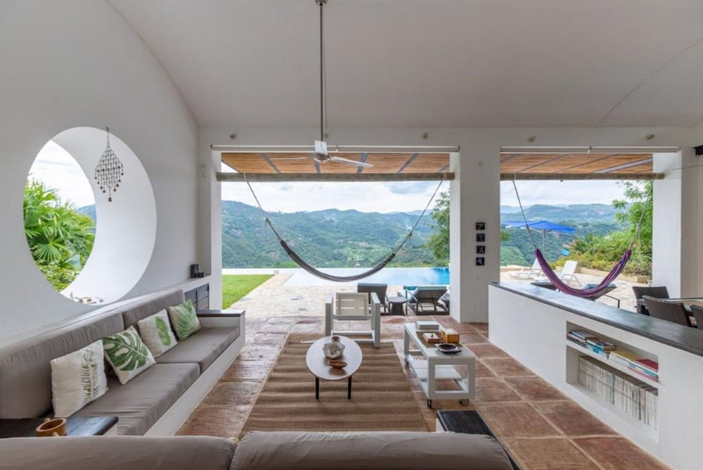 w Majestic 4BR Villa w Pool at Mesa de Yeguas