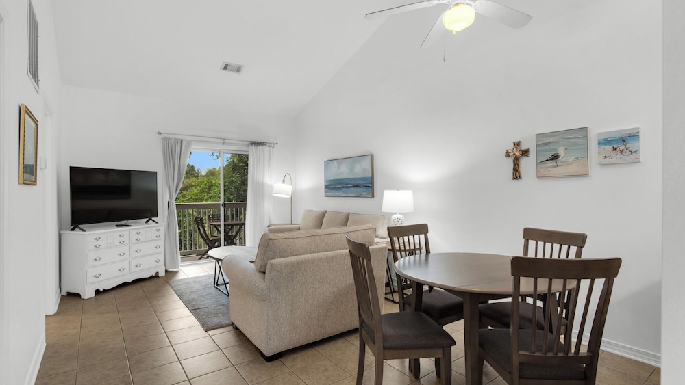 Seagrove 2BR Near Lake & Beach + Free Tickets: Bikes, Dolphin Cruise & More!