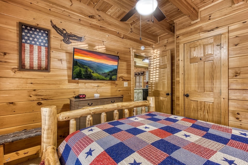 Er101 - Heavenly Hideaway Great Location - Close To Town! 6 Bedroom Cabin by RedAwning view 3