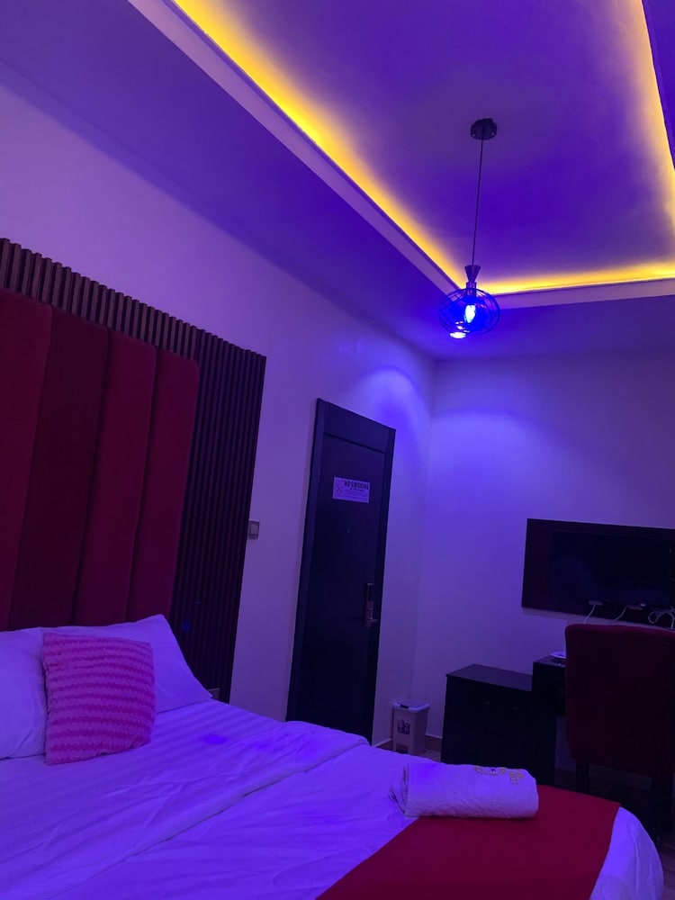 Leons Hotel and Suite