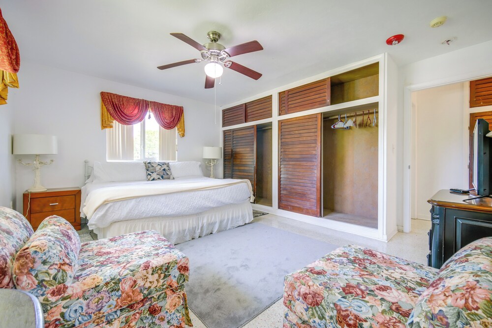 < 3 Mi to Hard Rock Stadium: Miami Home w/ Sunroom