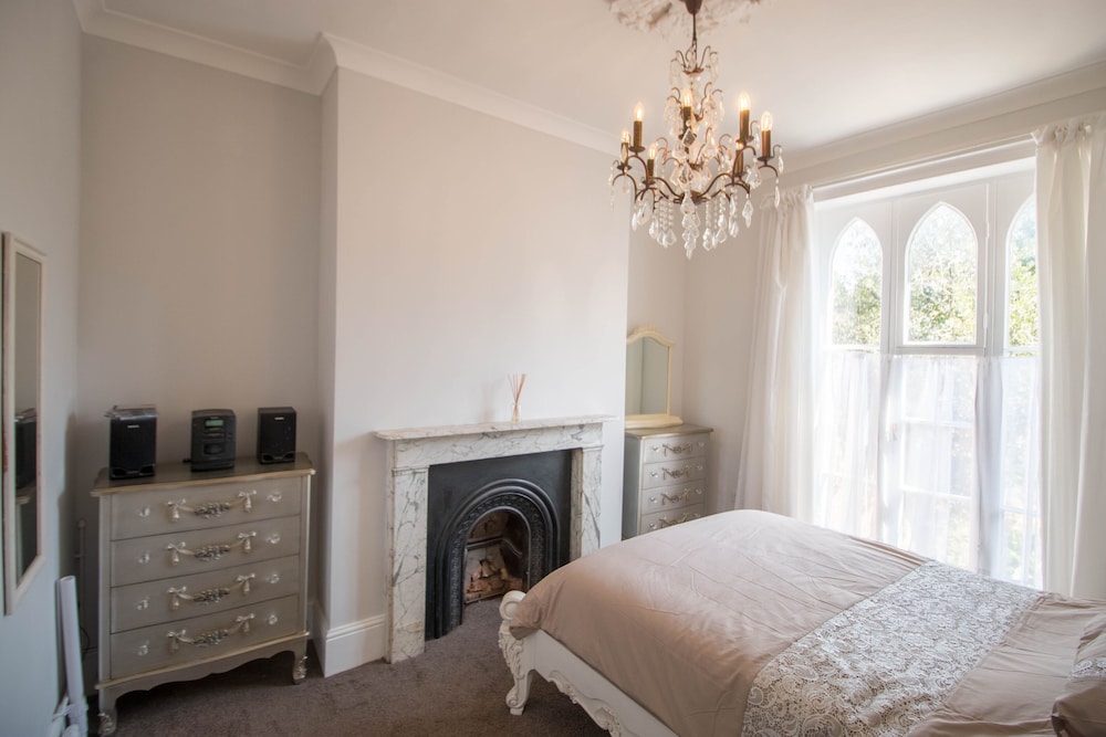 Elegant Georgian 1 Bed Apartment in Herne Bay view 2