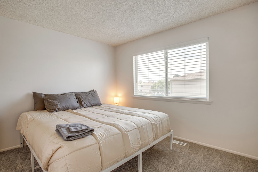 Explore Red Rocks & Green Mtn: Townhome w/ Pool!