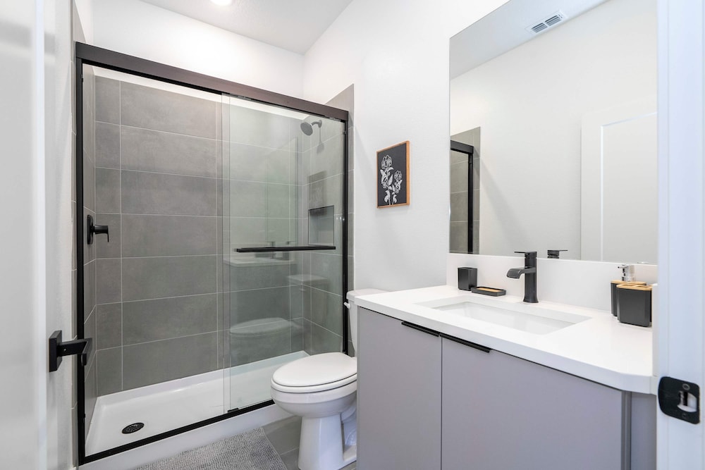 Modern 5BR Near Disney Private Pool