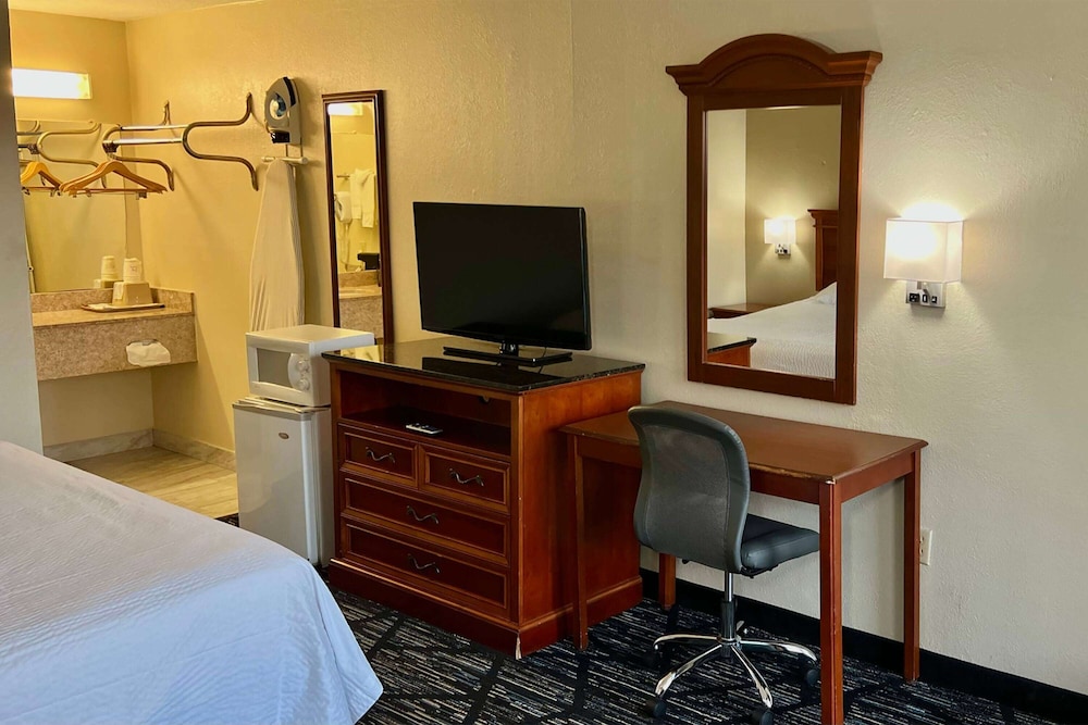 Baymont by Wyndham Troy view 3