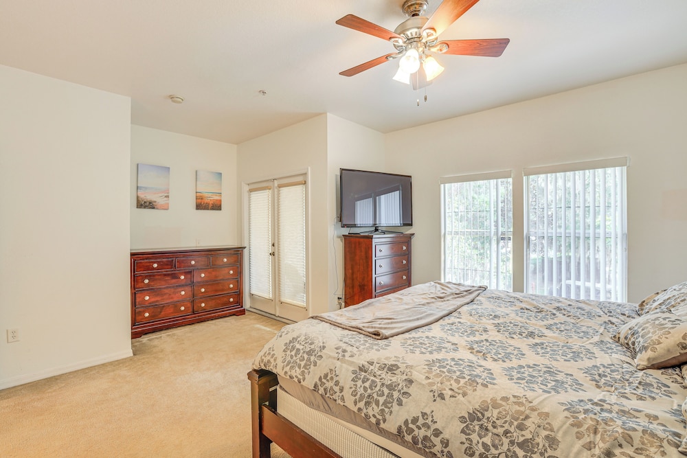 1 Mi to UF: Modern Townhome w/ Balcony