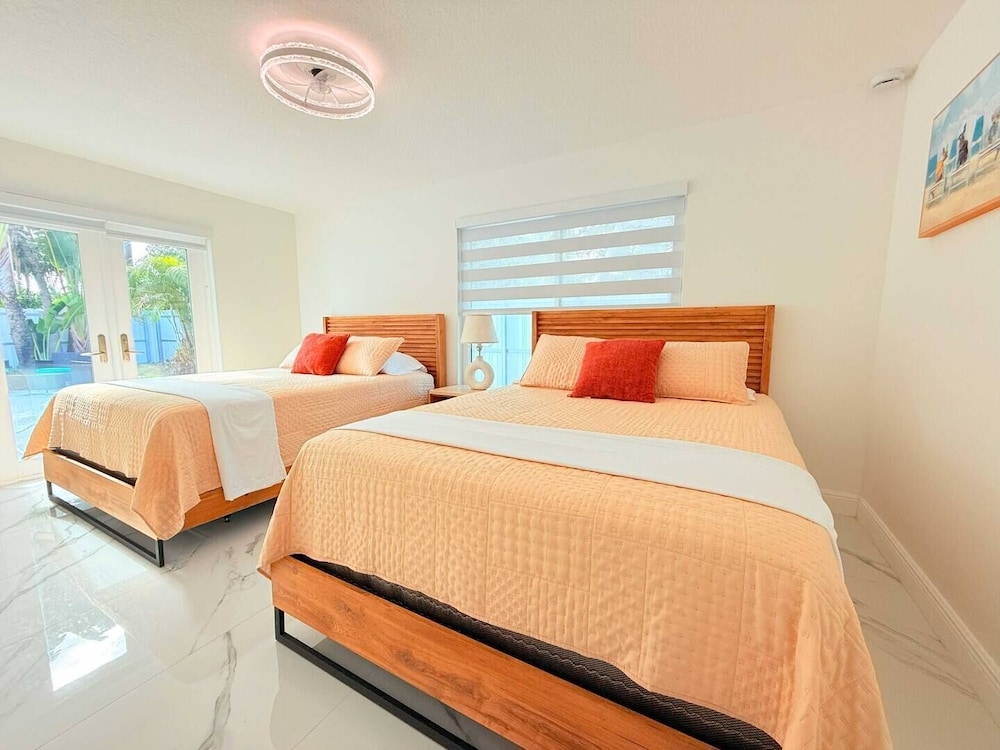 Palm House Near Beach Game Room Pool King Beds