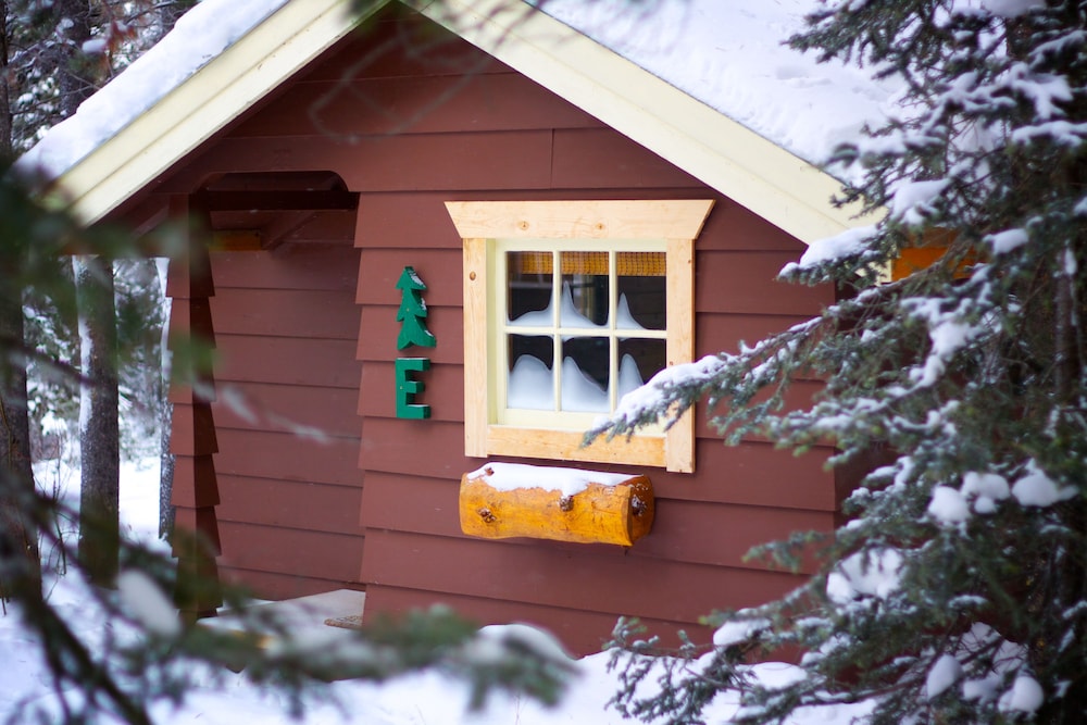 Storm Mountain Lodge Cabins & Dining