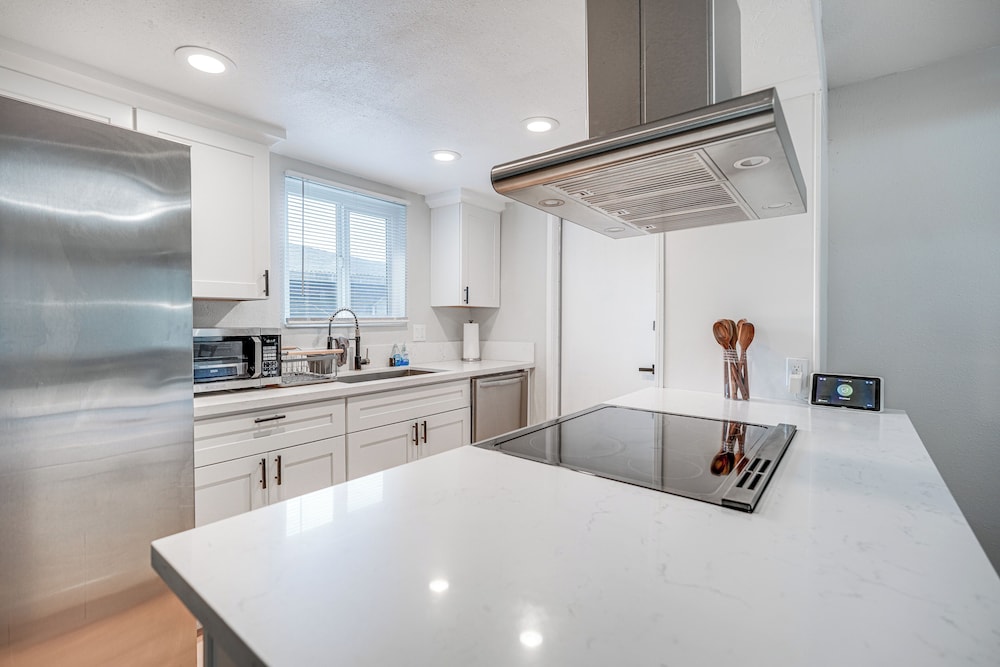 4 Mi to San Joaquin River: Remodeled Home w/ Patio