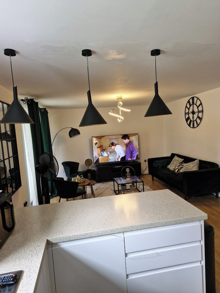 5 Guests - Pet Friendly - Balcony & Free Parking