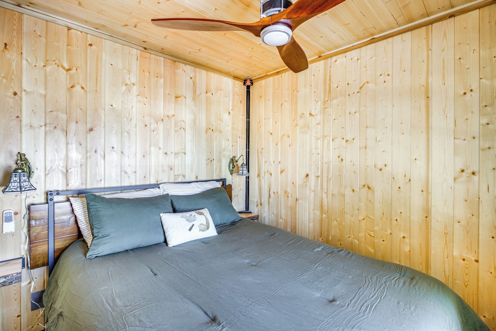 Lakefront Cabin on Lake Vermilion: Dock, Boat Lift