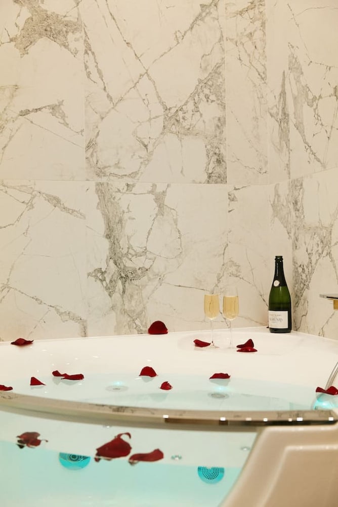Lavie Maison Marais AC Hot Tub