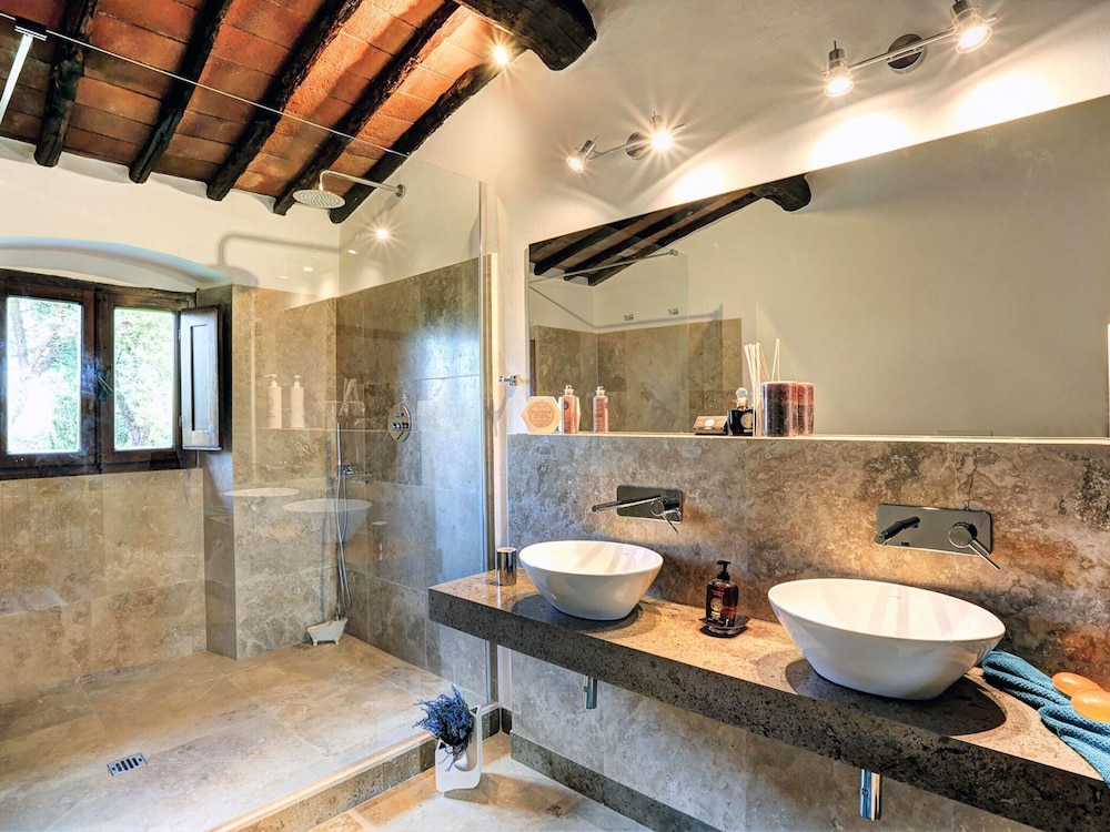 Villa in Chianti With Pool & Tennis Court