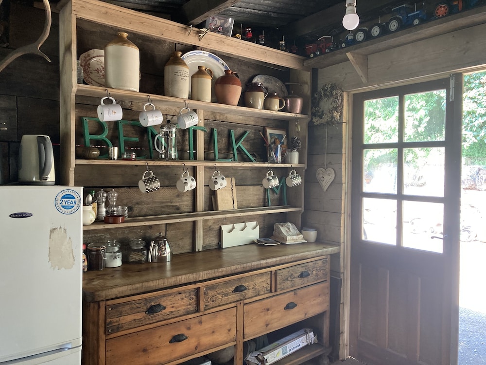 Outstandingly Situated Cosy Shepherds Hut view 5