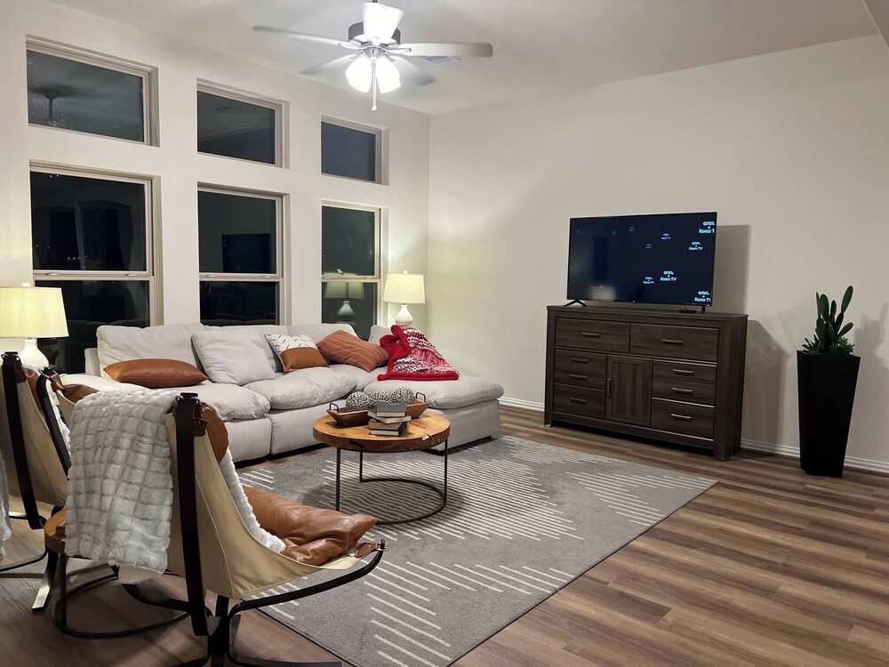 Balmoral Lakeside 5br 4ba House