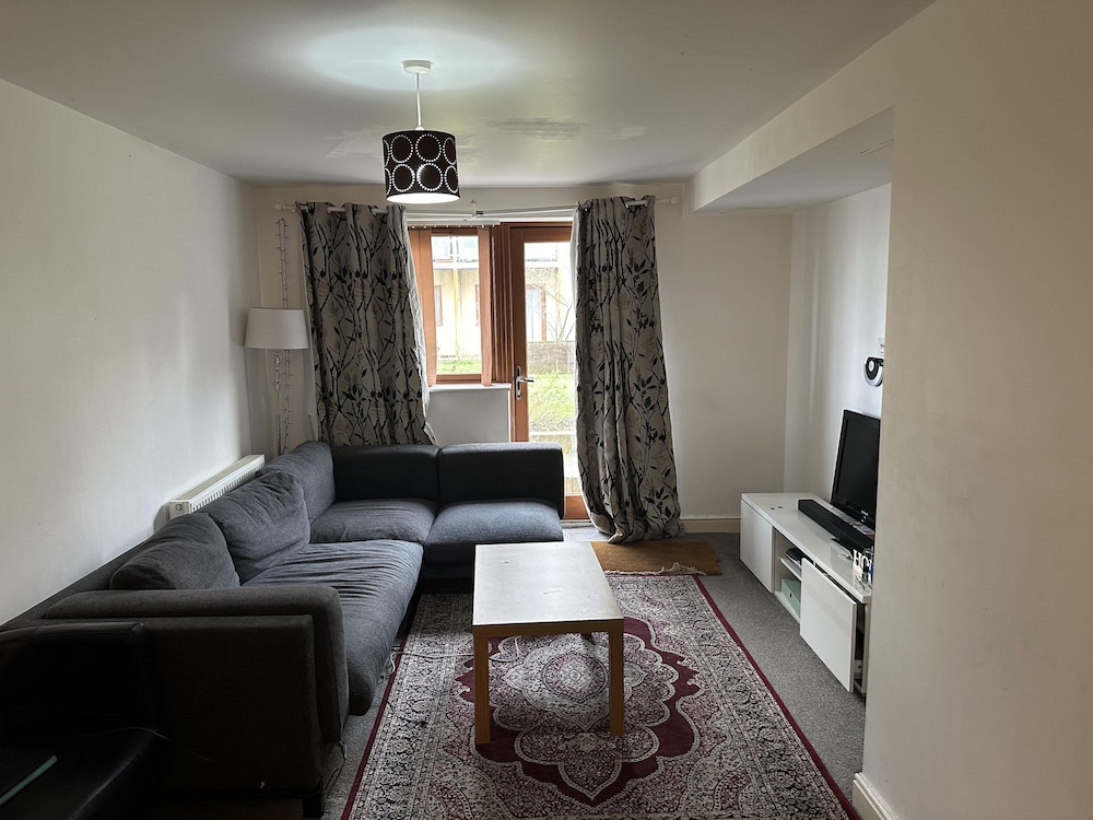 Immaculate 2-bed Apartment in Greenhithe view 5
