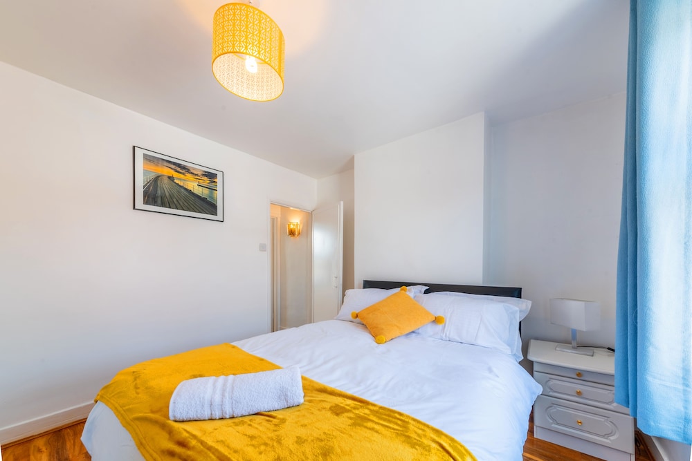 Stylish 3-bed House With Free Parking & Wifi view 5