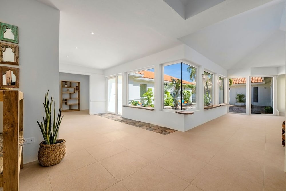 Colonial Modern Villa Sleep 14-pool Palapa Court