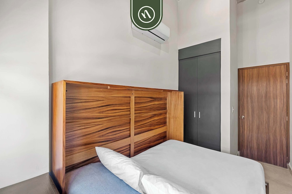 Restored Historic 2 BR Condo in Downtown - Pool