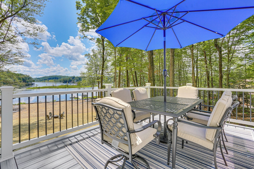 Boat, Fish & Unwind: Waterfront Gem in Pocono Mtns