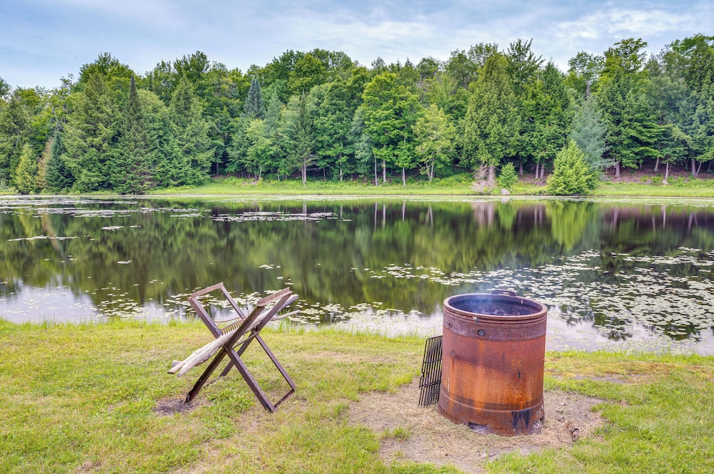 5 Mi to Jay Peak Resort: Cabin w/ Pond Access!