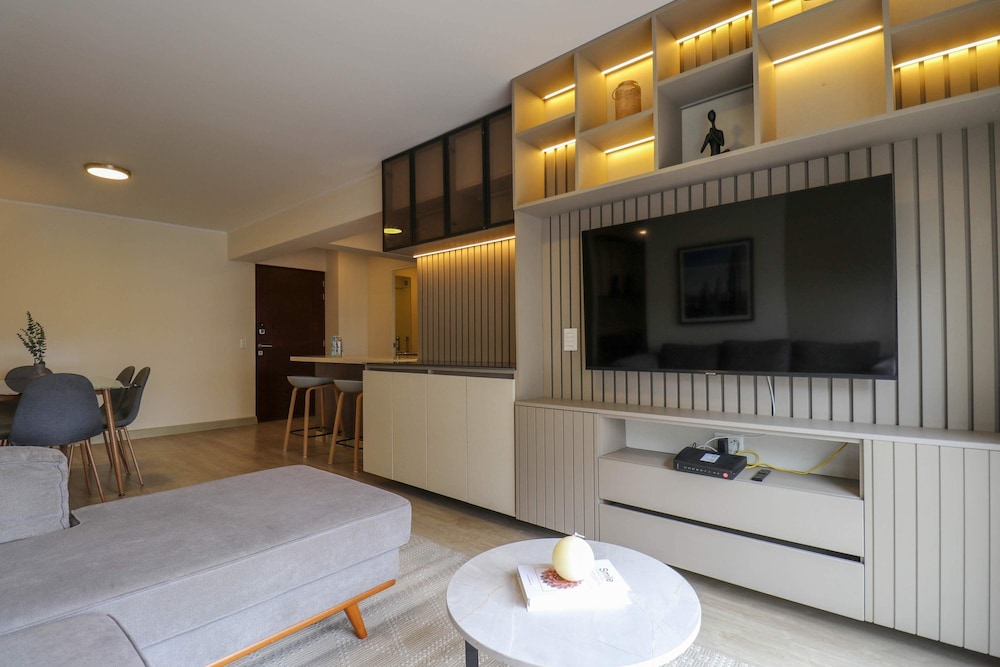 w Prestigious 3BR w Great Balcony in Miraflores