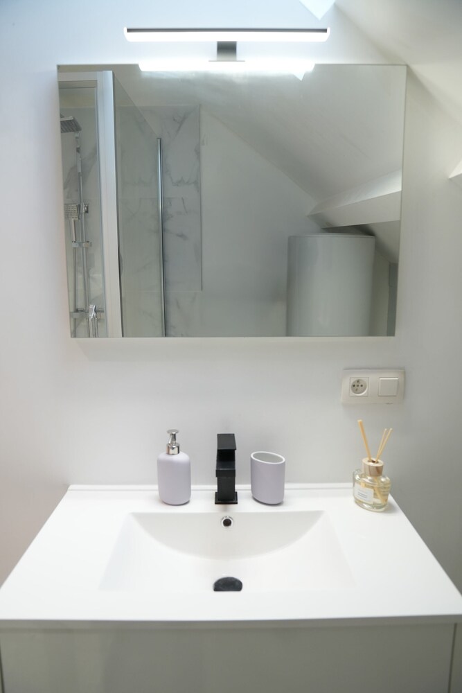 Modern 1BR 1LR Apartment Walk To Rabot