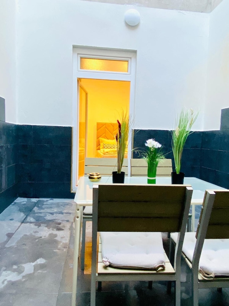 Comfy and Scenic 4BR Stay in Ottakring
