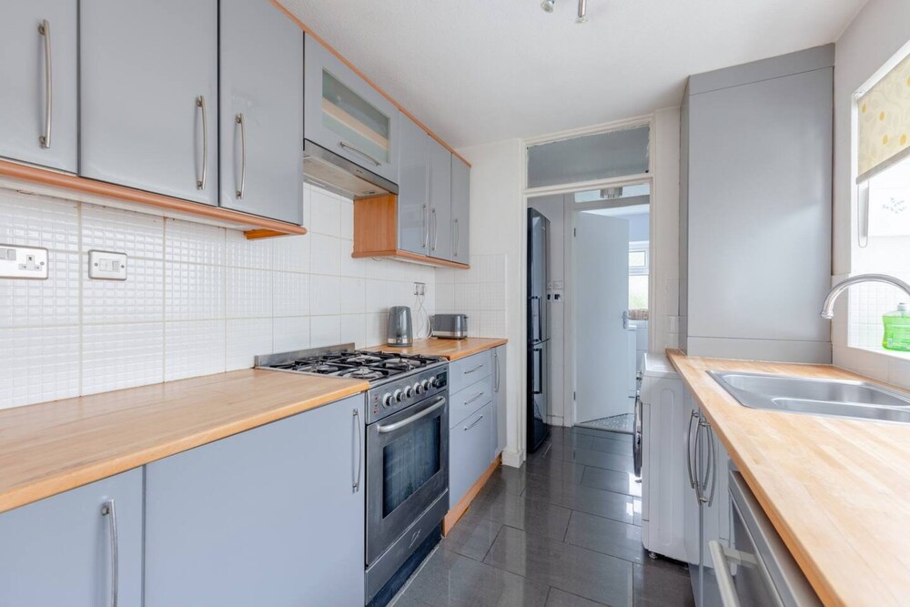 Homely and Spacious 2 Bedroom House - Stratford