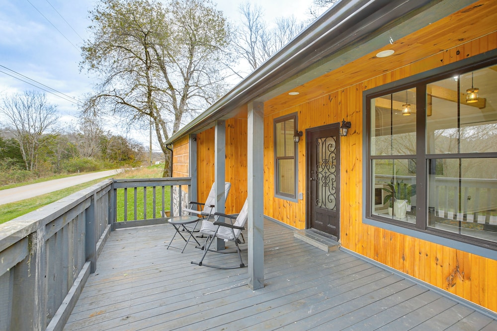 Walk to Cordell Hull Lake: Chestnut Mound Cottage