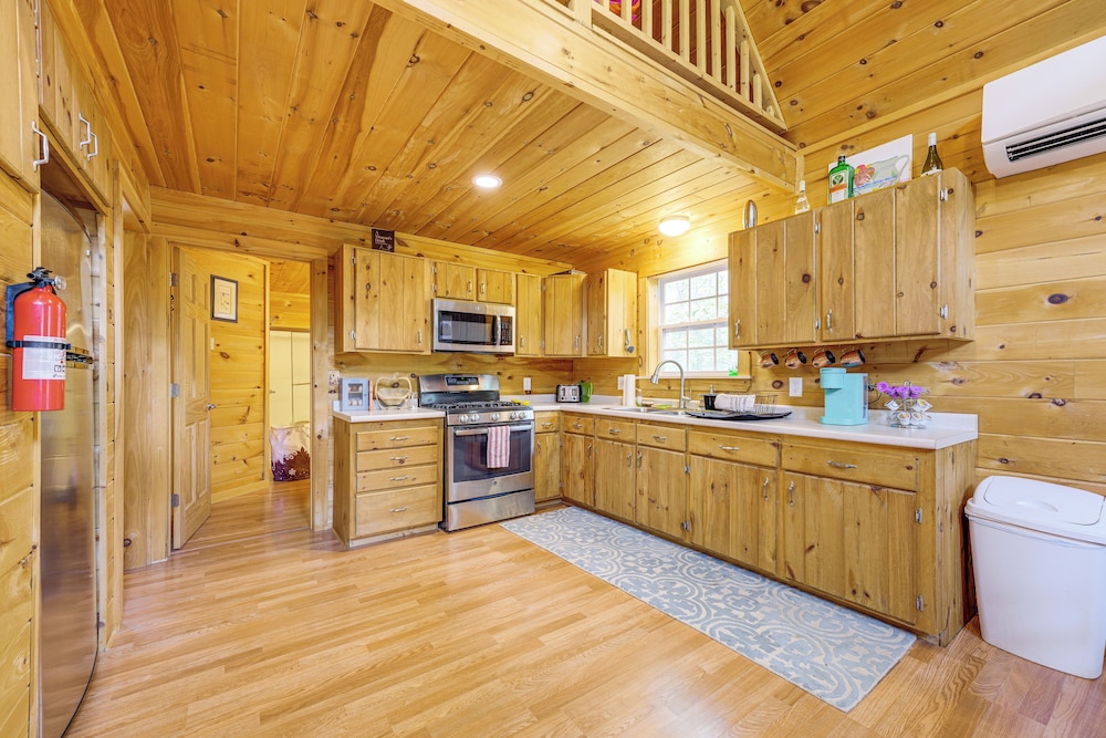 2 Mi to Marina & Beach: Frye Island Retreat!