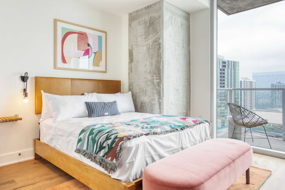 Luxe High Rise Near DT Austin w/ Views Rooftop Pool, Gym, & Luxe Amenities