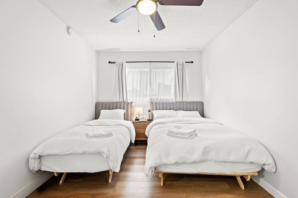 Modern Cozy Retreat Stylish Stay With Patio Parking