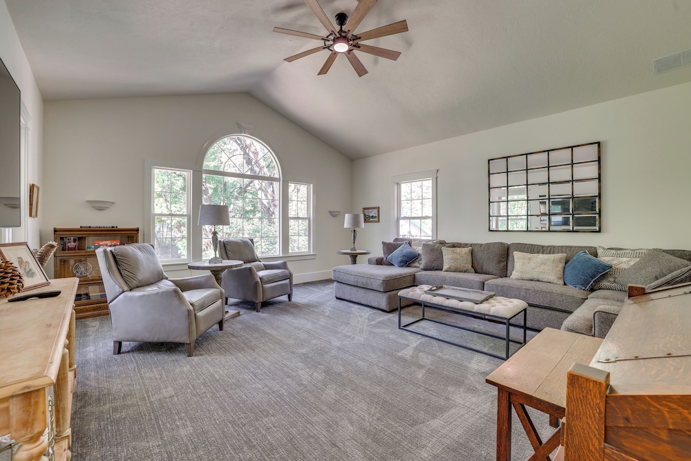 Riverfront & Lake Retreat: 17 Mi to Lucky Peak!