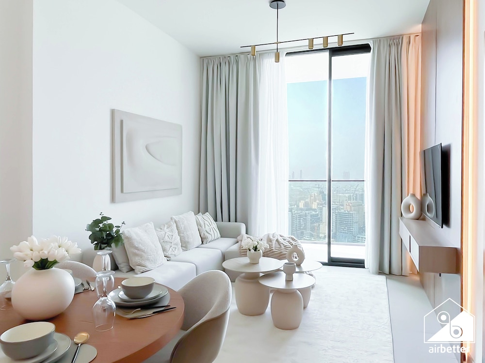 Luxury 1BR Balcony, Pool, Gym Prime Location
