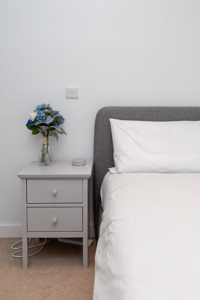 Pristine 1BD Flat W/balcony - Elephant & Castle!