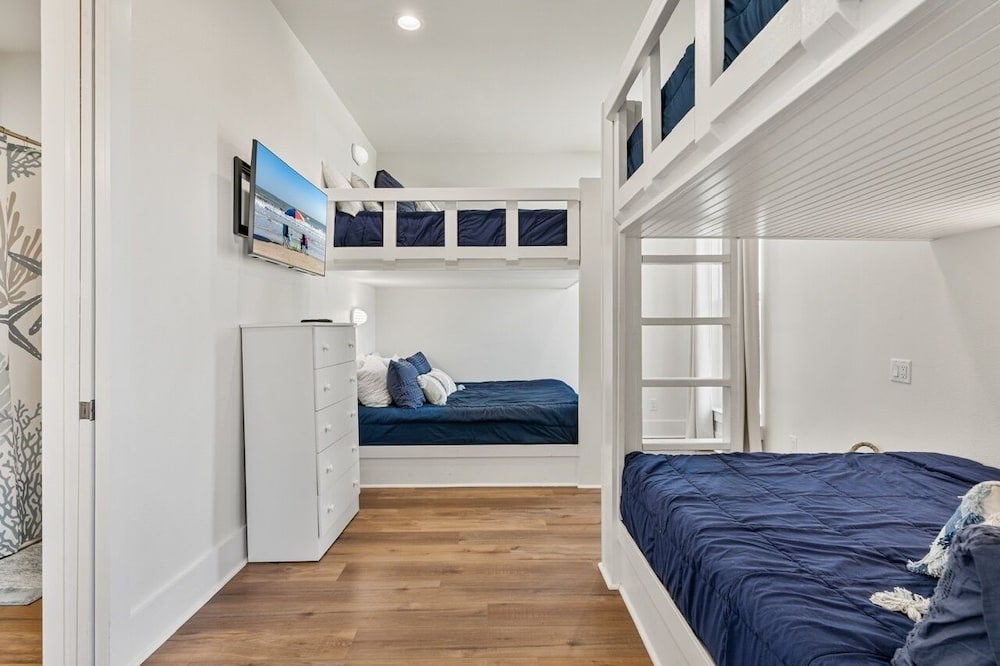 Tidewater 4 Bedroom Home by RedAwning