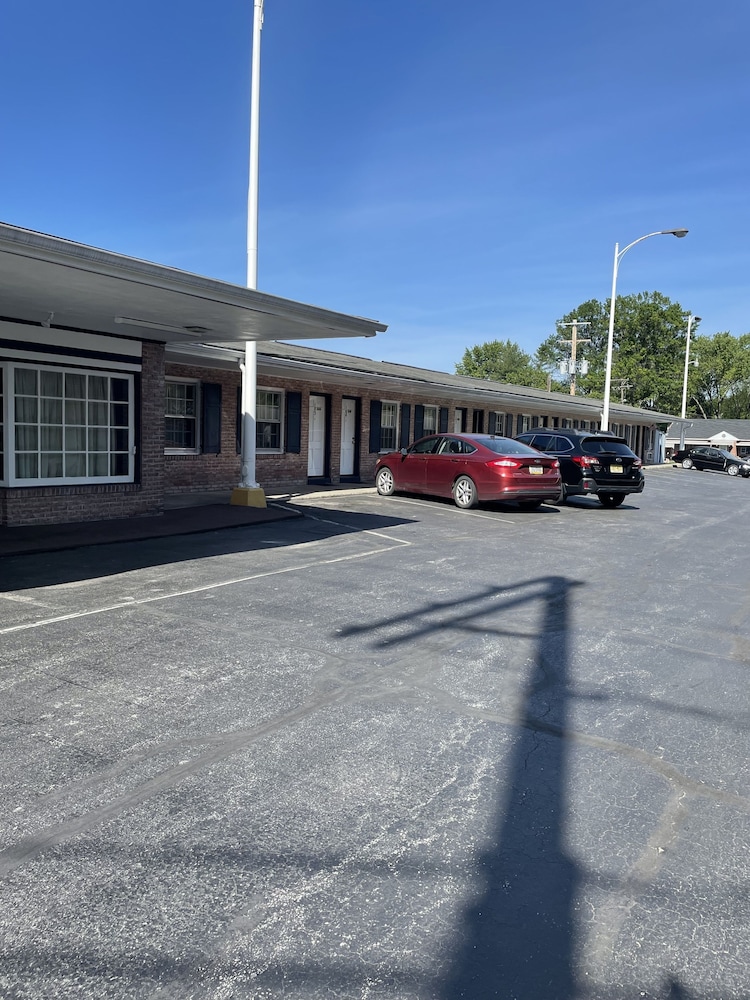 Budget Host Three Crowns Motor Lodge