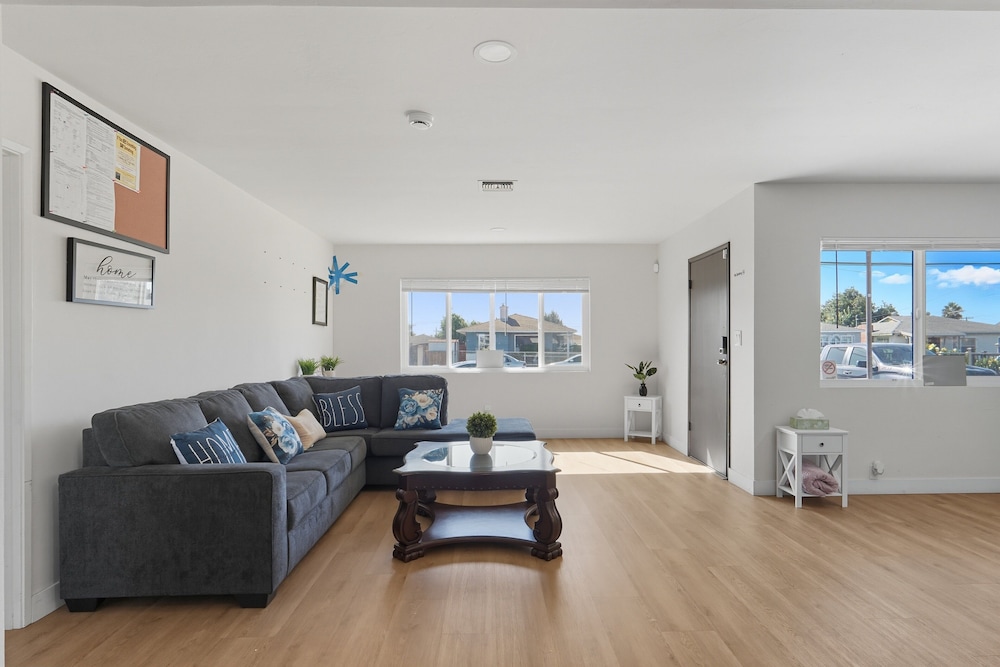 Peaceful Paradise Hills Retreat 6 Bedroom Home