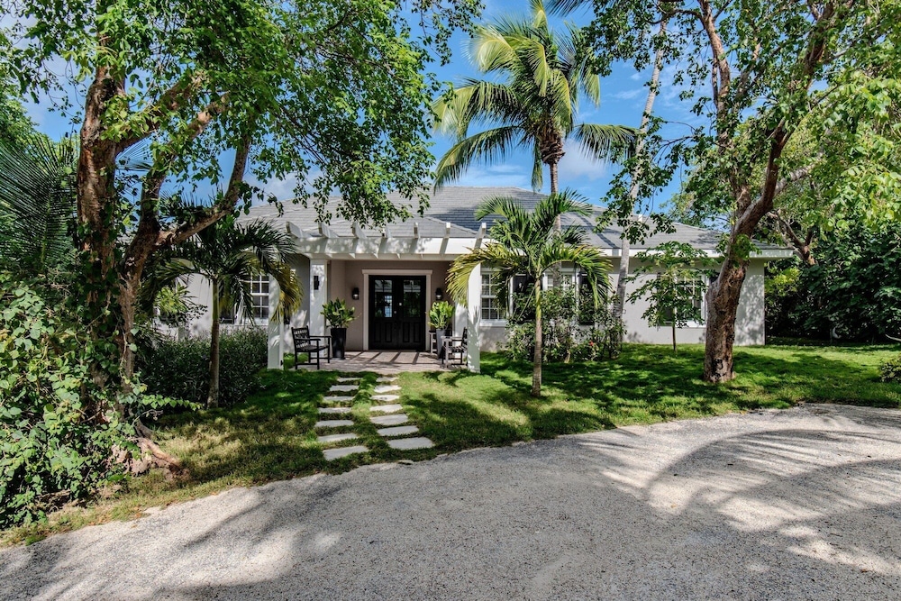 Seaduced - Brand New Luxury Beachfront Estate With Pool 4 Bedroom Home