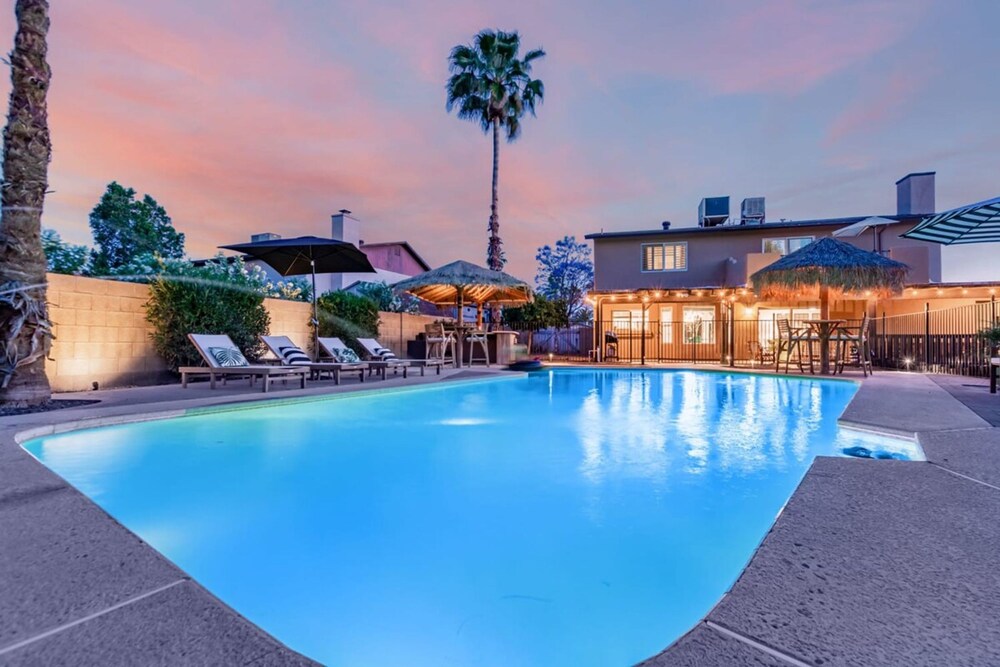 Tiki Paradise w Htd Pool Putt Grn Tiki Bar