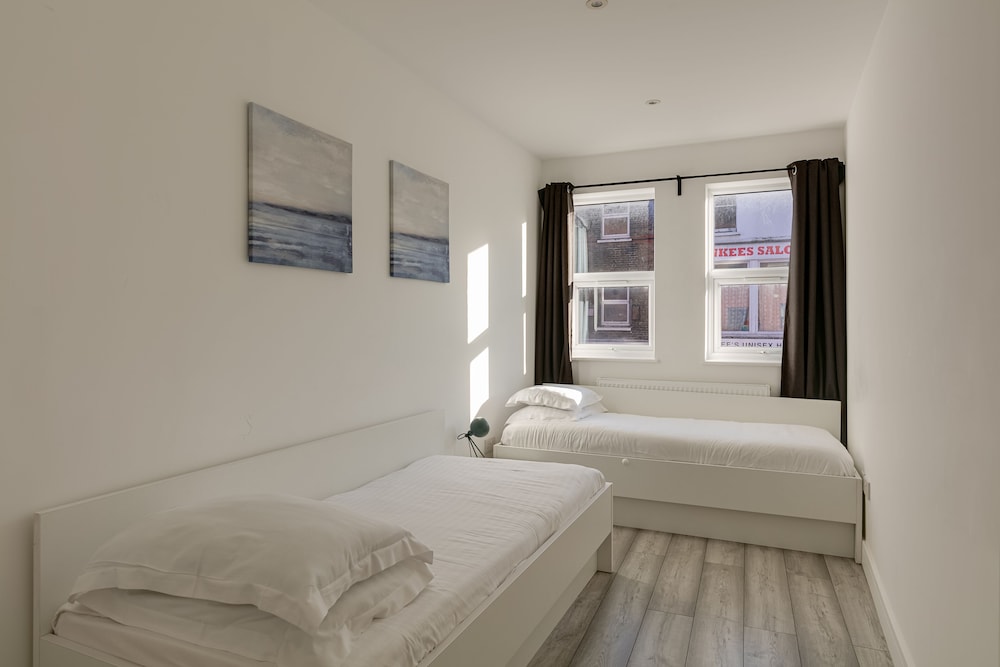 Hounslow Apartments by Charles Hope view 5