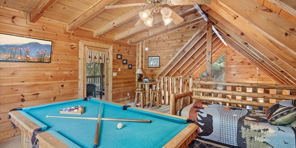 Relaxing Eagles Ridge Getaway Hot Tub
