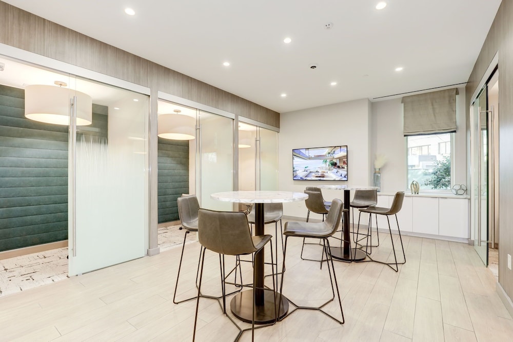 Elegant 2BR Apartment Minutes From DC