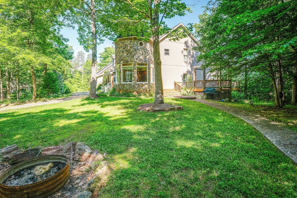 Idyllic Martinsville Retreat w/ Deck & Forest View view 4