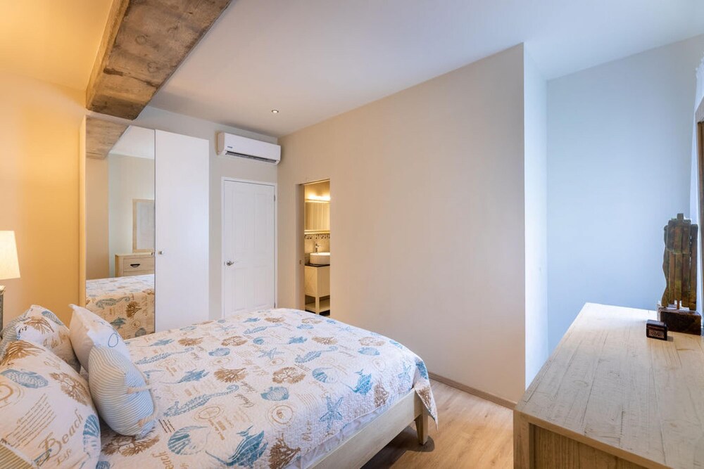 Chic Historic Townhouse in City Centre Willemstad